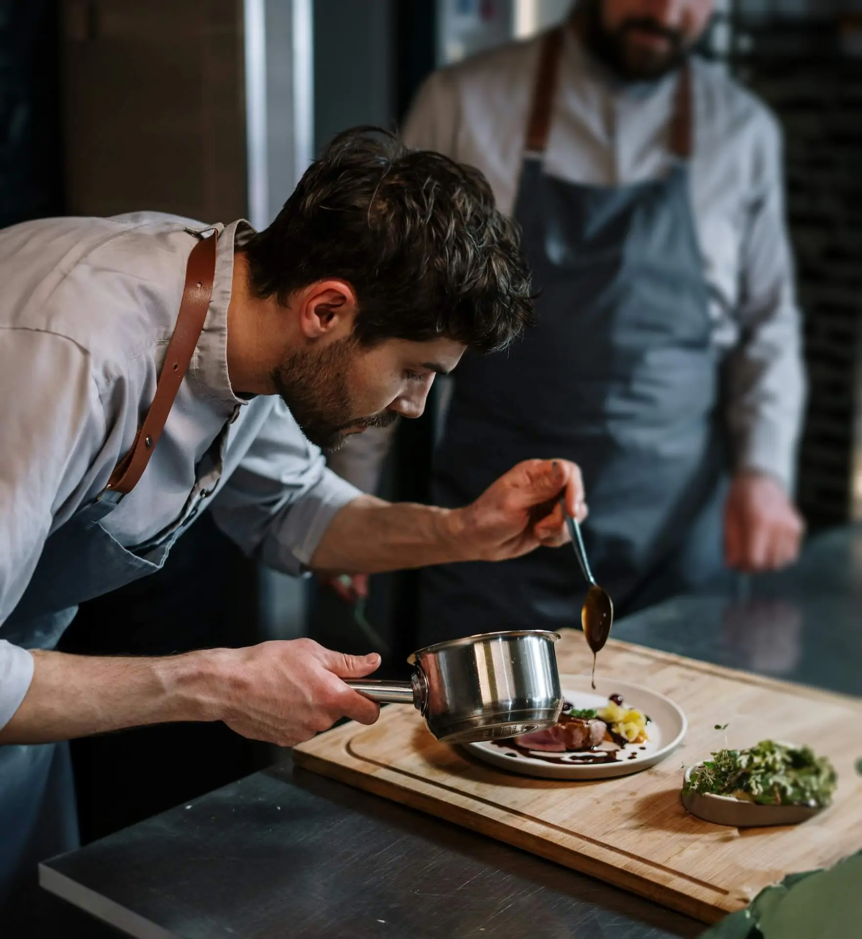 Un chef emplatando un plato.